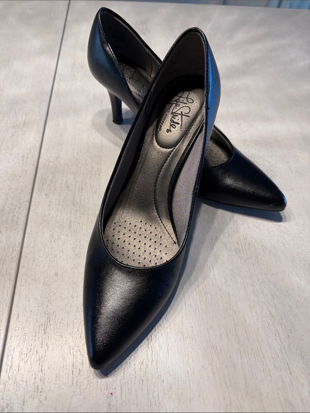 Life Stride Black Pointed Toe Mid-Heel Pumps